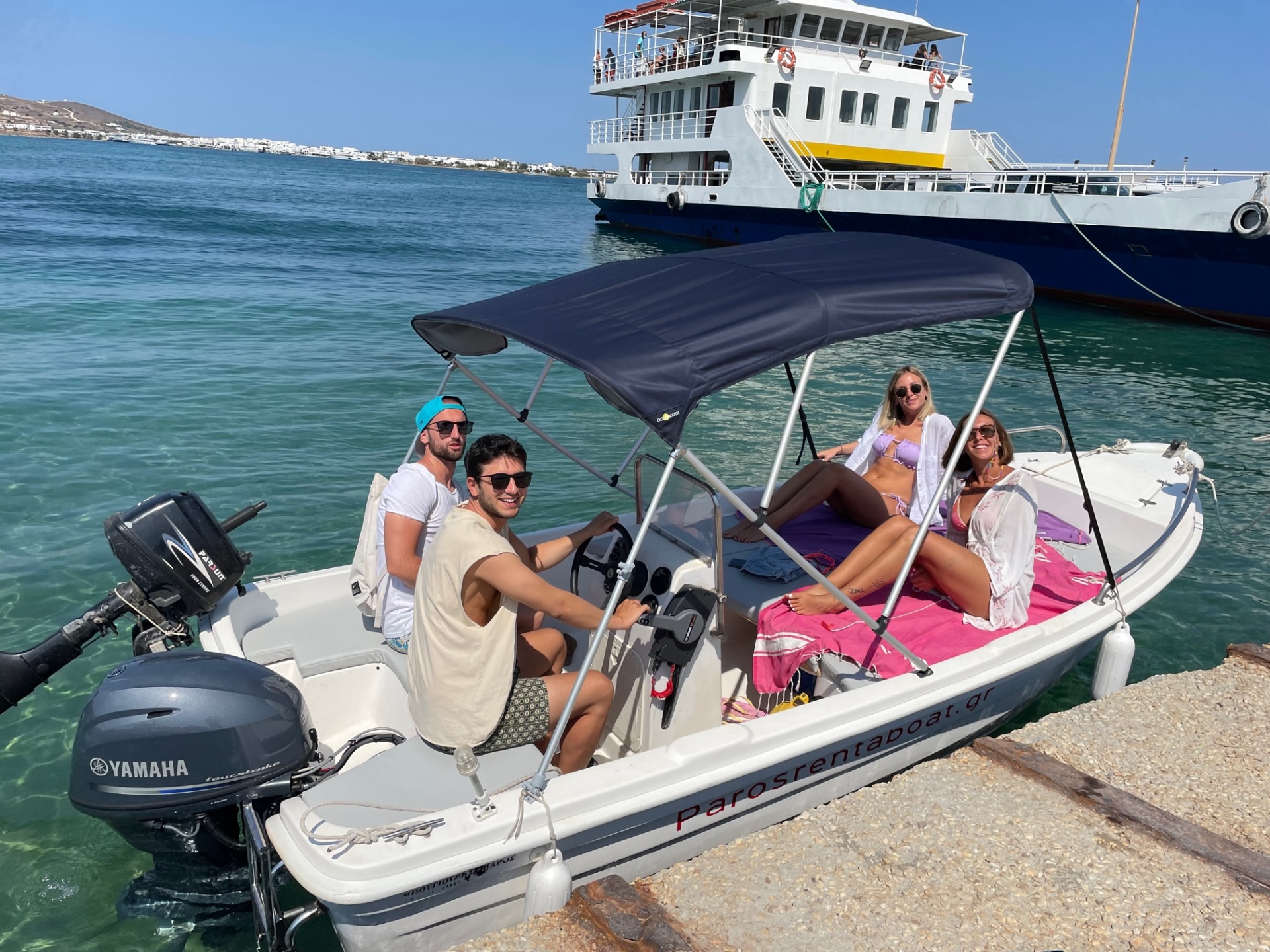 Happy guests on a self-drive boat from Paros Rent a Boat in Pounta port